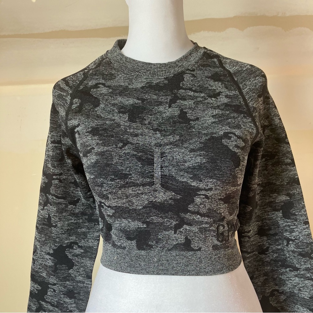 Gymshark Adapt Camo Seamless Long Sleeve Black & Gray Crop Top size Medium - Picture 8 of 9